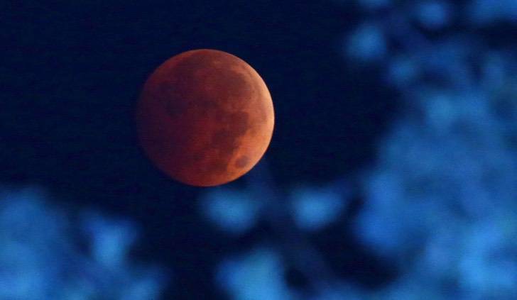 Prepárate para el eclipse lunar más largo del siglo XXI. Incluirá una superluna roja “de sangre”