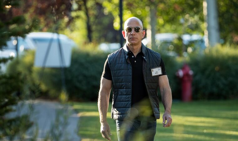 CEO de AMAZON es $50 mil millones más rico que cualquier otra persona en la Tierra