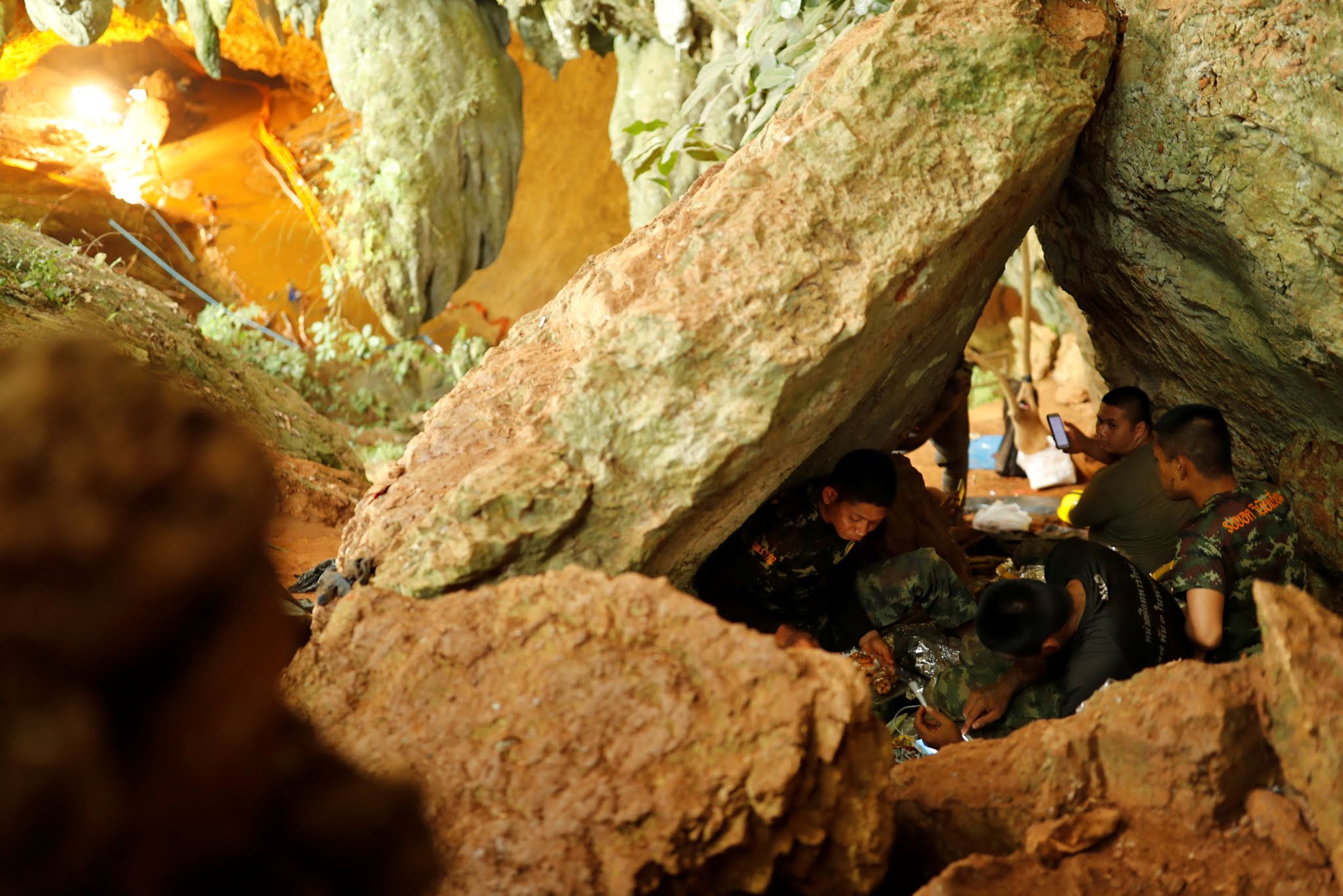 Retratistas trabajan en la cueva (REUTERS/Tyrone Siu)