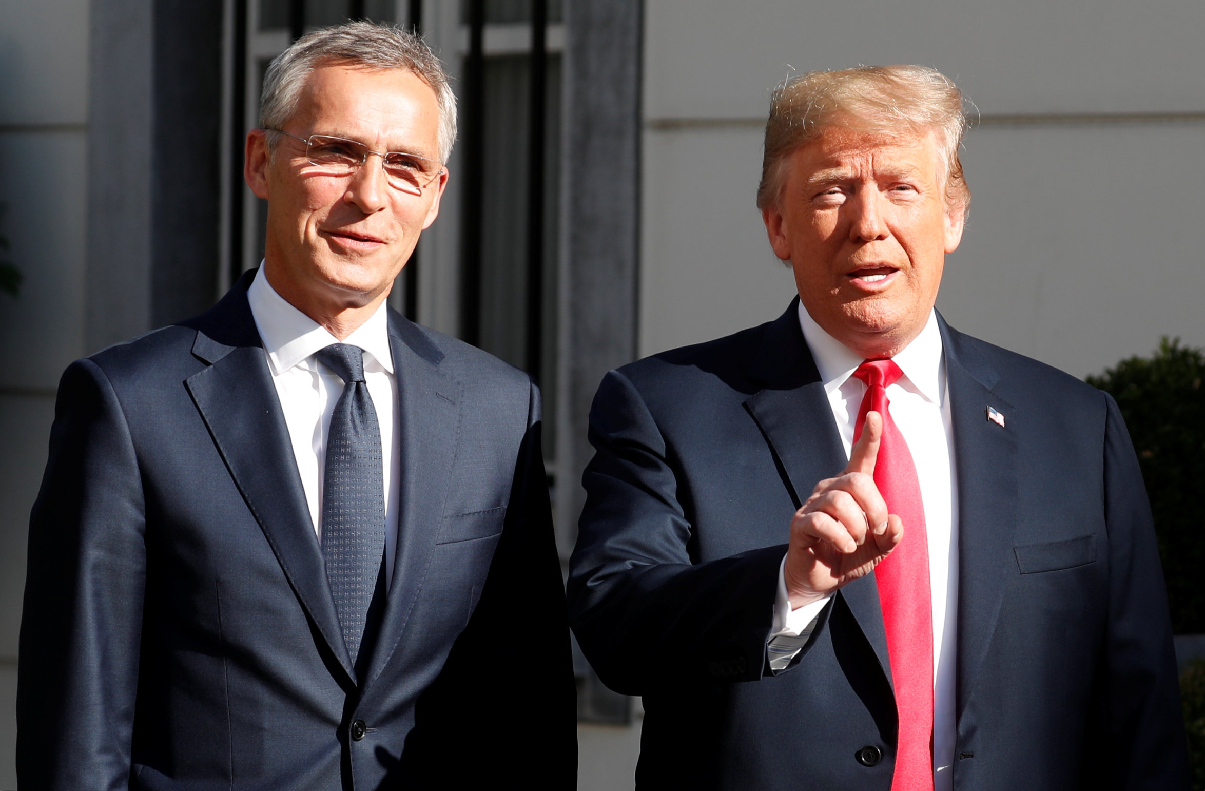 El presidente Donald Trump recibido por el Secretario General de la OTAN Jens Stoltenberg (REUTERS/Kevin Lamarque)