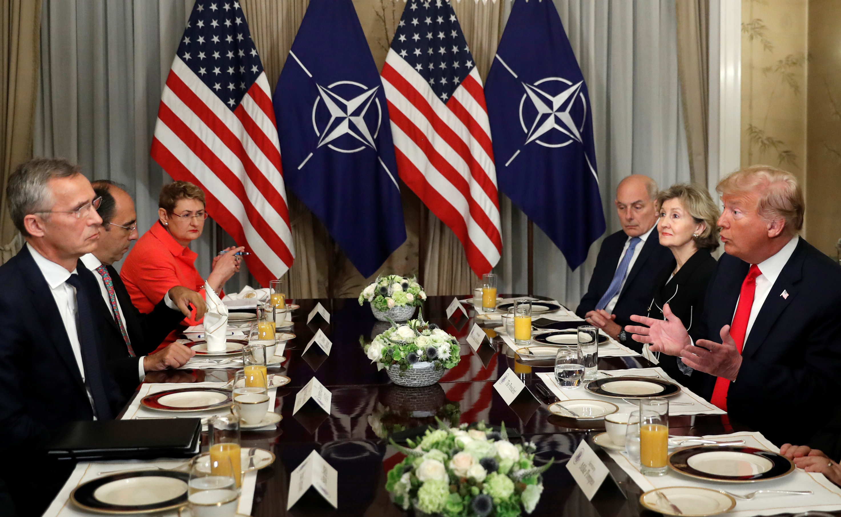 Donald Trump en un desayuno con el secretario general de la OTAN, Jens Stoltenberg, Bruselas, Bélgica. (REUTERS/Kevin Lamarque)