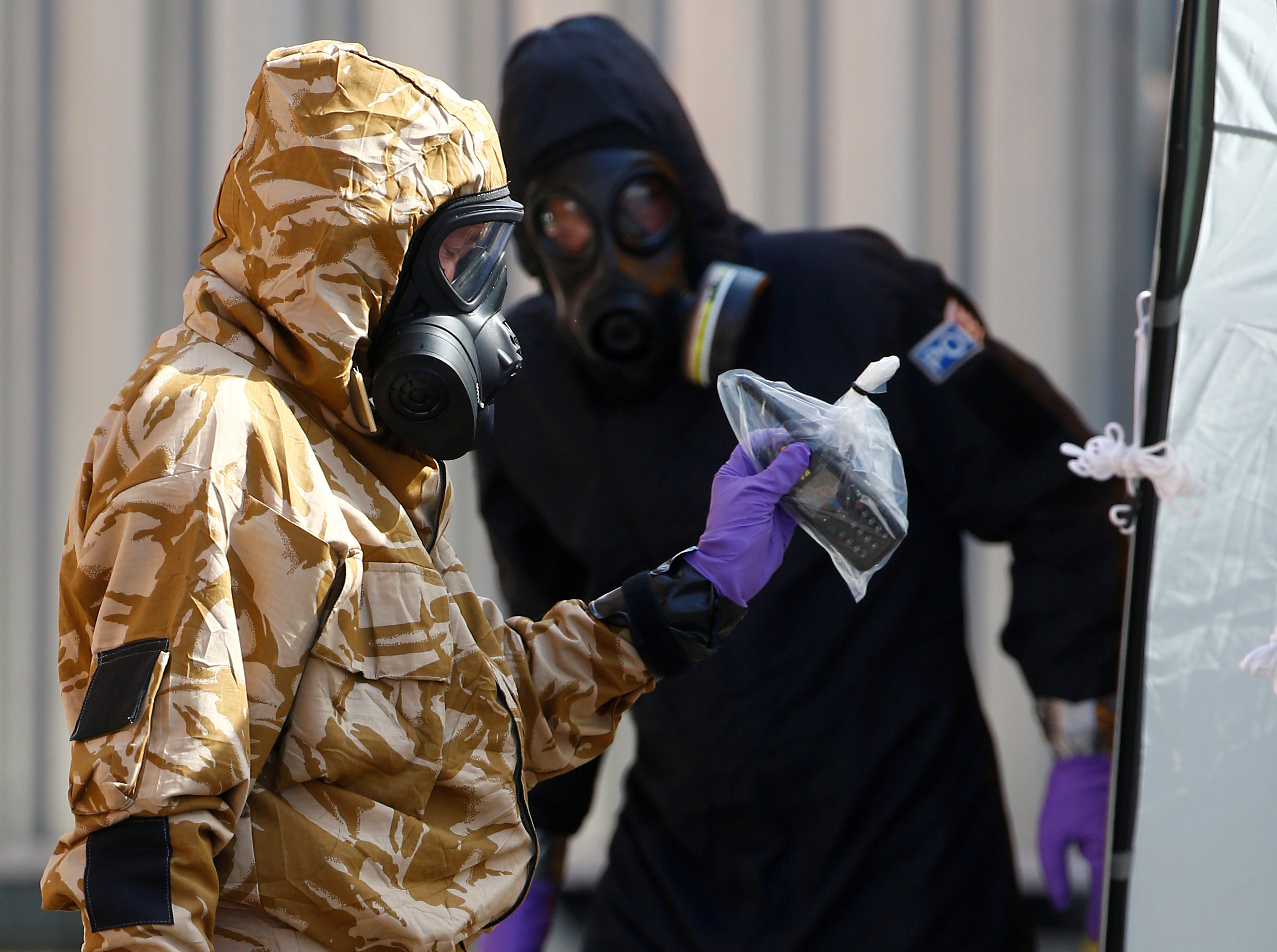 Los investigadores frente a la casa de dos personas envenenadas con el agente neurotóxico Novichok, en Amesbury, Reino Unido. REUTERS/Henry (Nicholls/archivo)