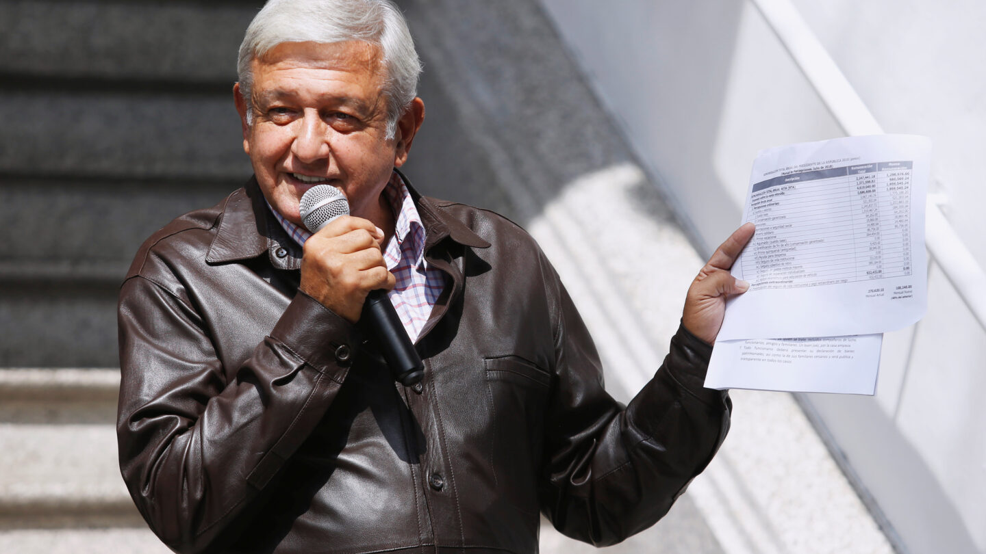 Andrés Manuel López Obrador anunció que reducirá su sueldo al 40 de lo que gana Enrique Peña Nieto |