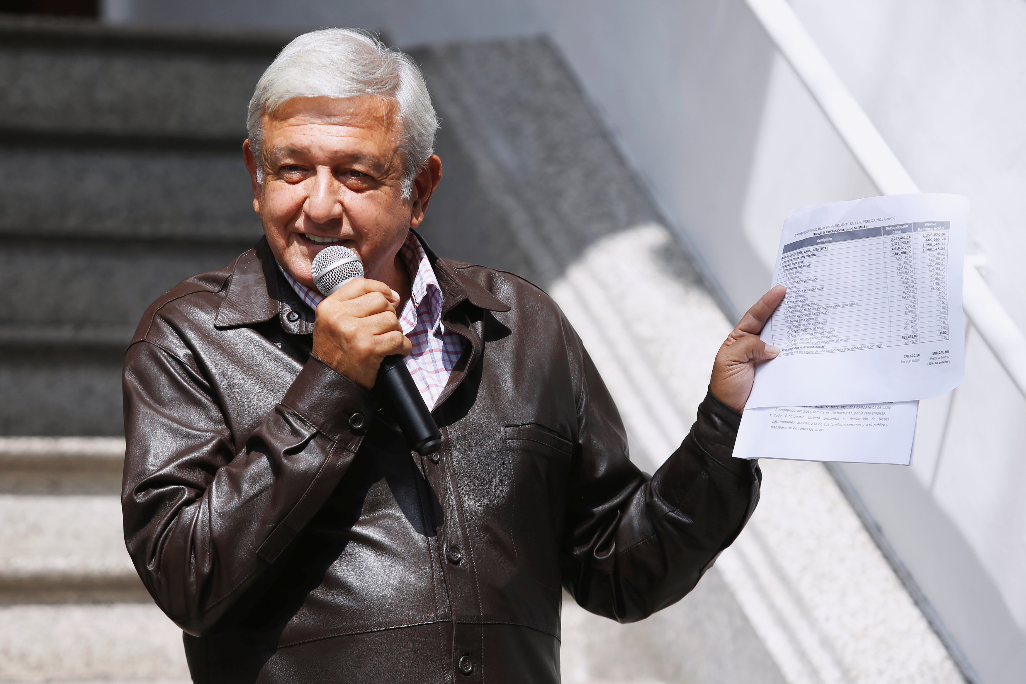 Andrés Manuel López Obrador anunció que reducirá su sueldo al 40% de lo que gana Enrique Peña Nieto