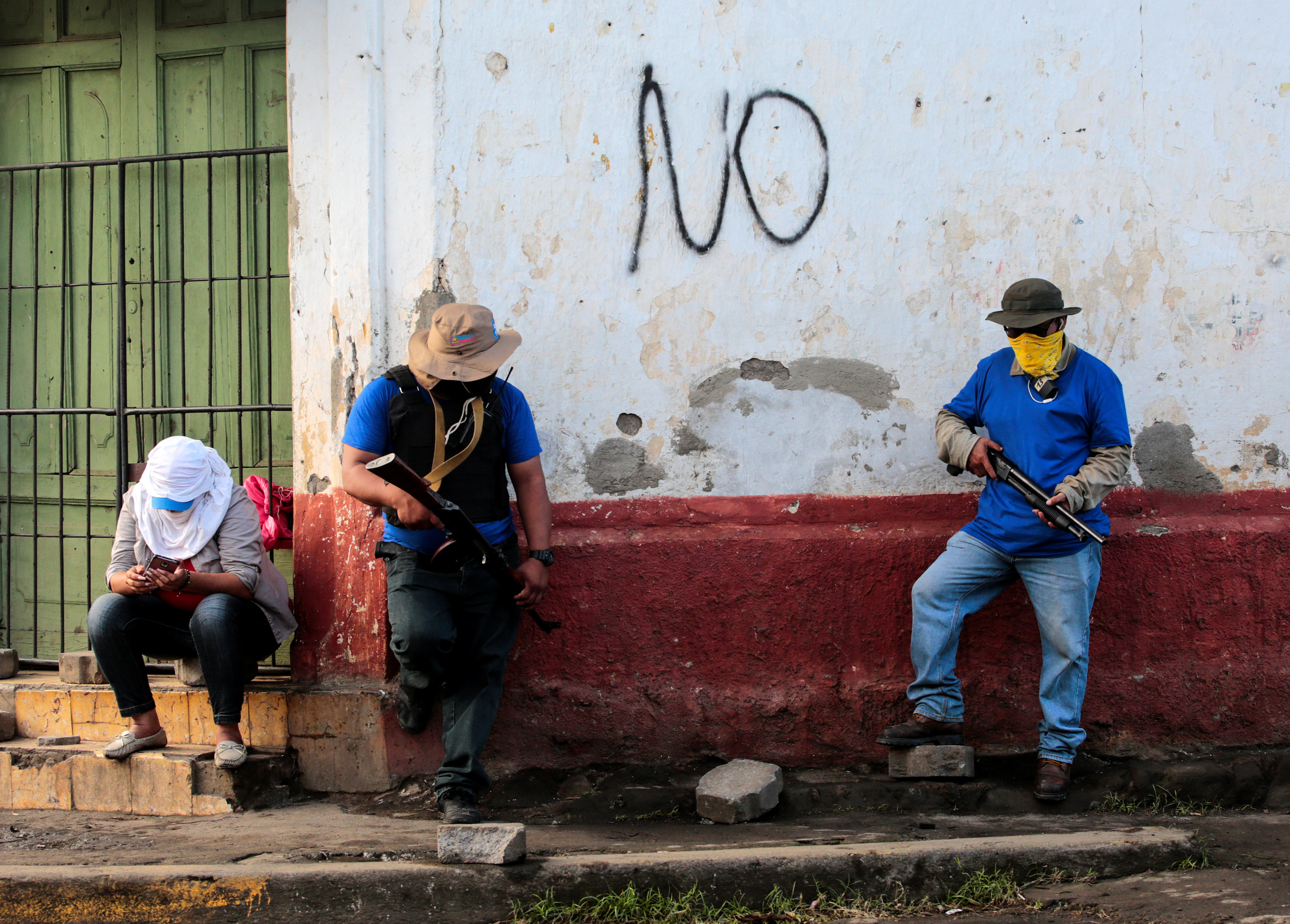 Fuerzas paramilitares del régimen de Ortega custodian las calles de Monimbó. (REUTERS/Oswaldo Rivas)