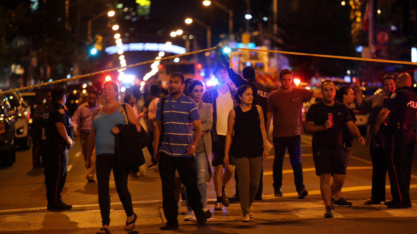 Canadá un muerto y 13 heridos en un tiroteo masivo en Toronto |