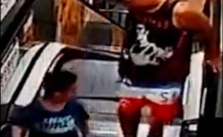 Padre e hijo usaron escalera mecánica y en 1 segundo desapareció. Se salvaron de caer al vacío