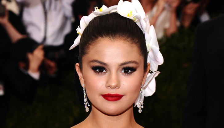 Selena Gomez aparece completamente ensangrentada. Luchar contra zombies será su nuevo rol