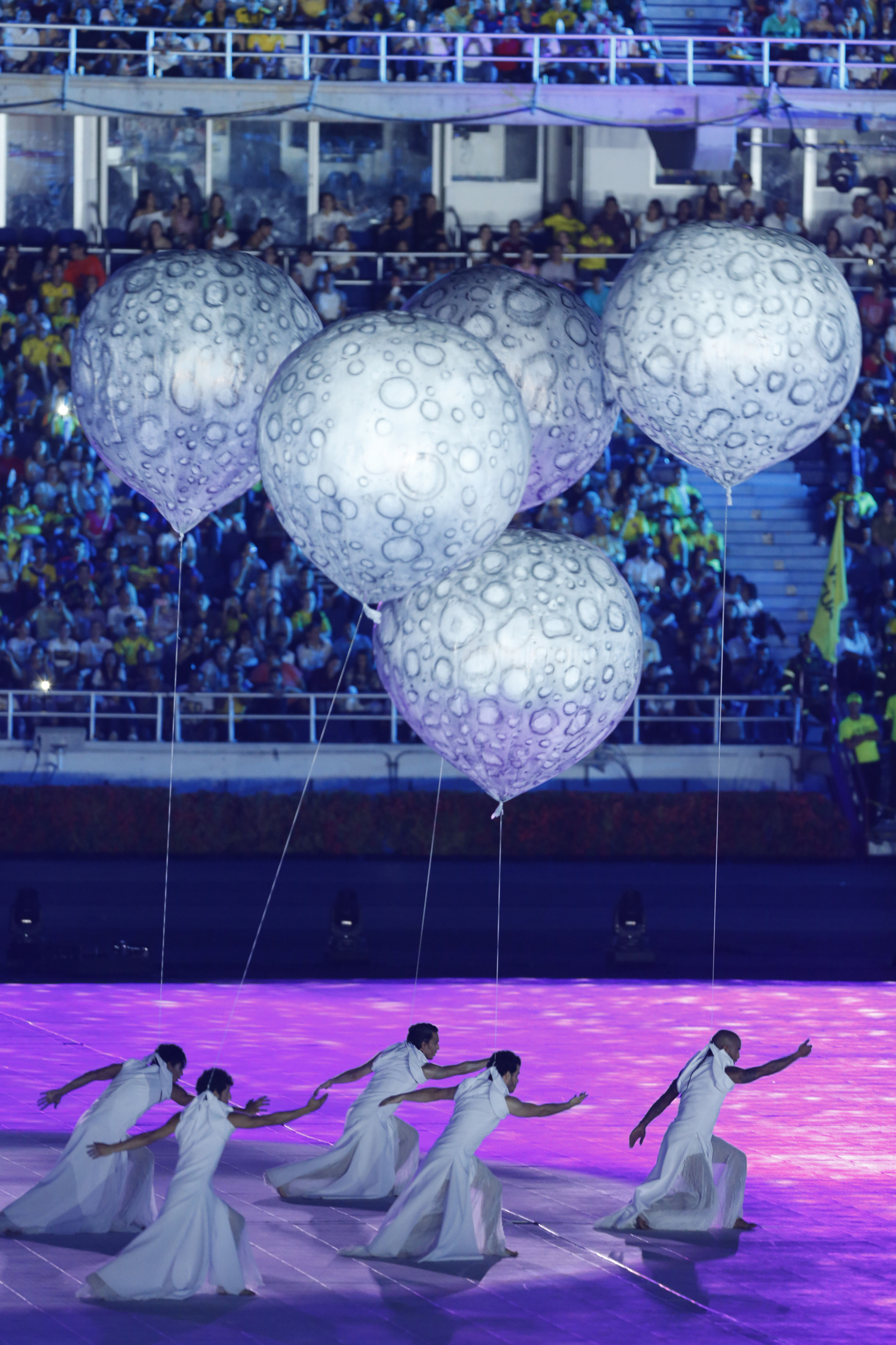 Un grupo de bailarines sostienen globos blancos durante la ceremonia de apertura de los XXIII Juegos Centroamericanos y del Caribe (EFE/Carlos Durán Araújo)