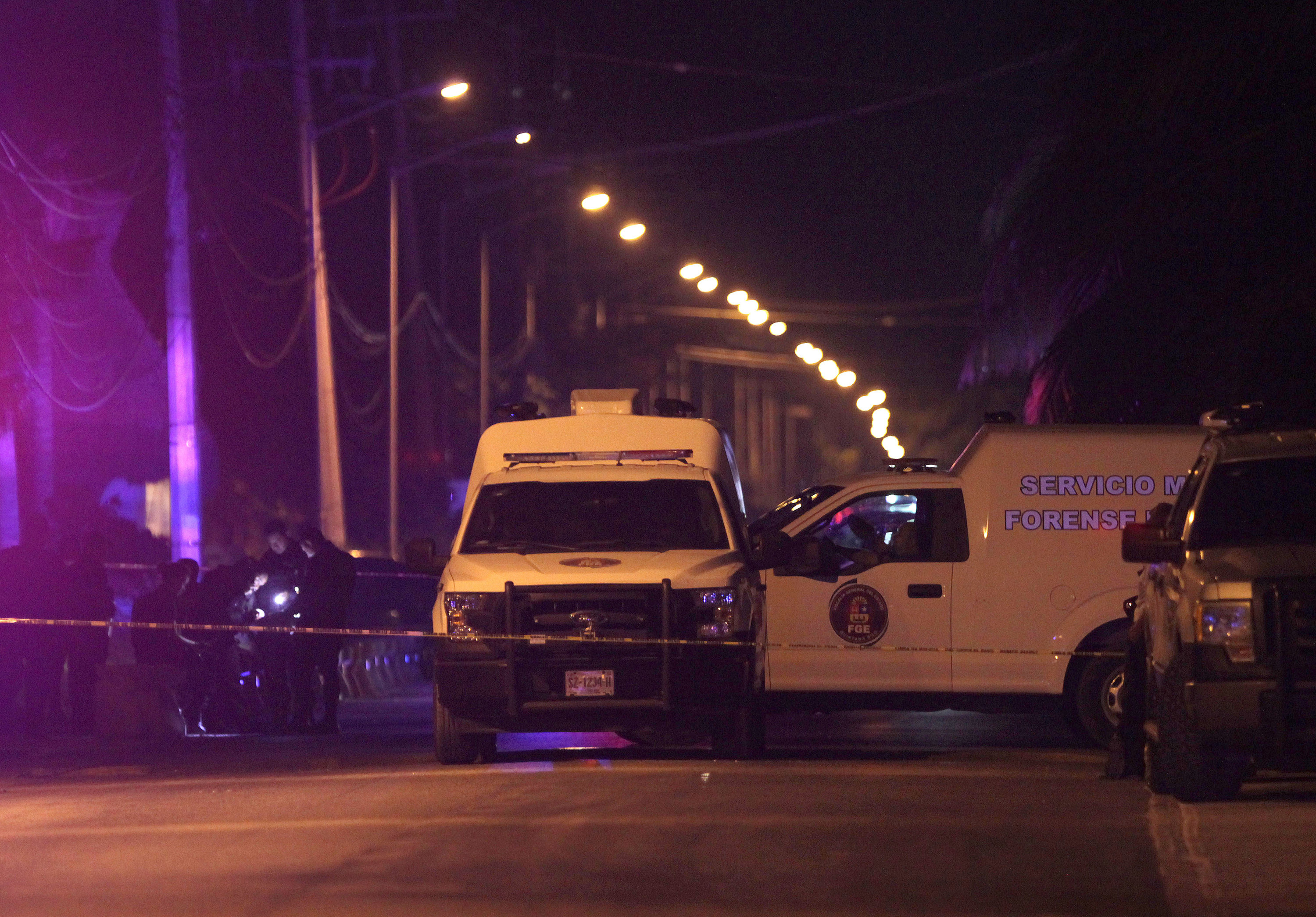 Policías federales resguardan la zona del tiroteo entre policías y criminales hoy, viernes 27 de julio de 2018, en el balneario de Cancún. (EFE/Alonso Cupul)