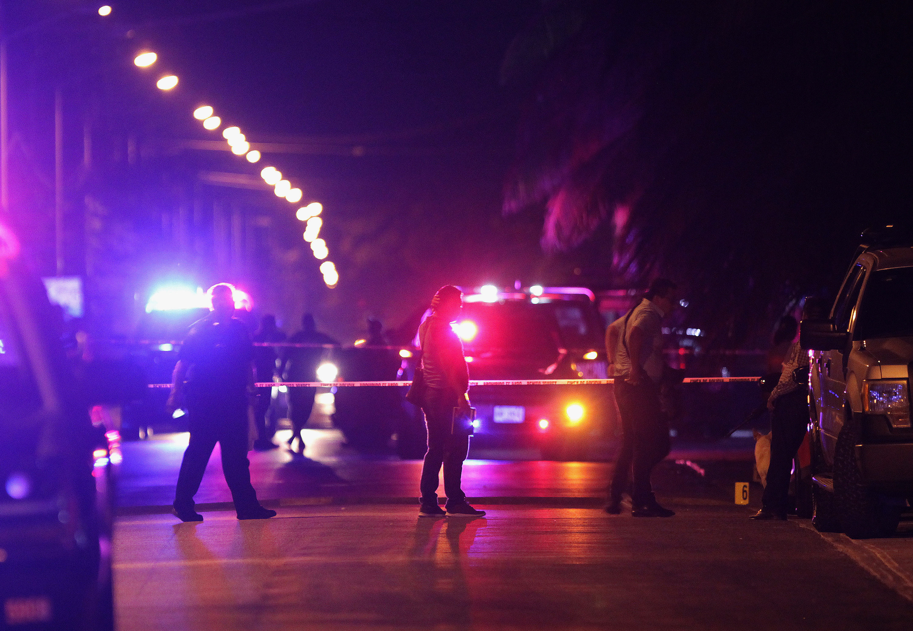 Policías federales resguardan la zona del tiroteo entre policías y criminales hoy, viernes 27 de julio de 2018, en el balneario de Cancún. (EFE/Alonso Cupul)