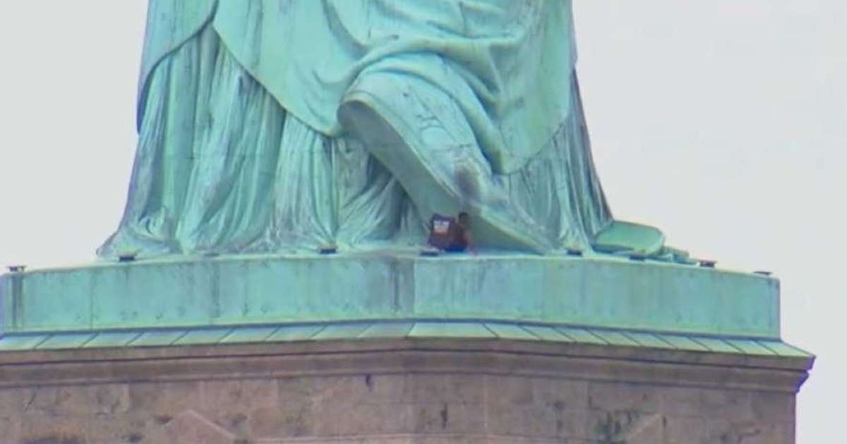 Mujer intento suicidarse en la Estatua de La Libertad, en Nueva York, hace unos momentos