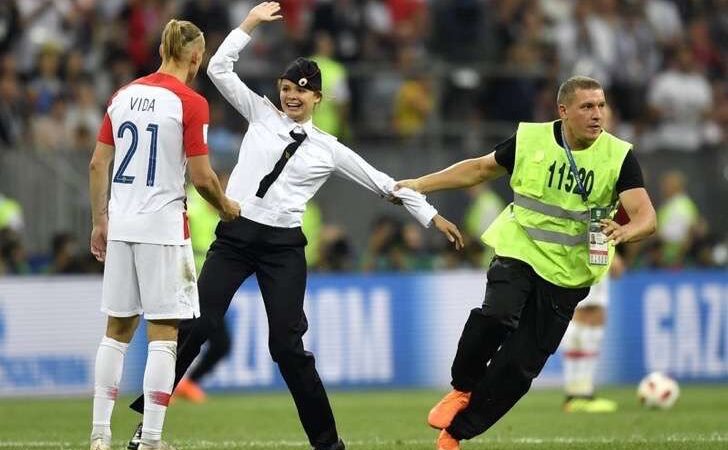 Pussy Riot: El colectivo feminista que irrumpió en la final de la Copa del Mundo vestidos de policías