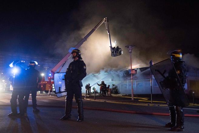 Disturbios un Francia por la muerte de un joven a manos de la policía