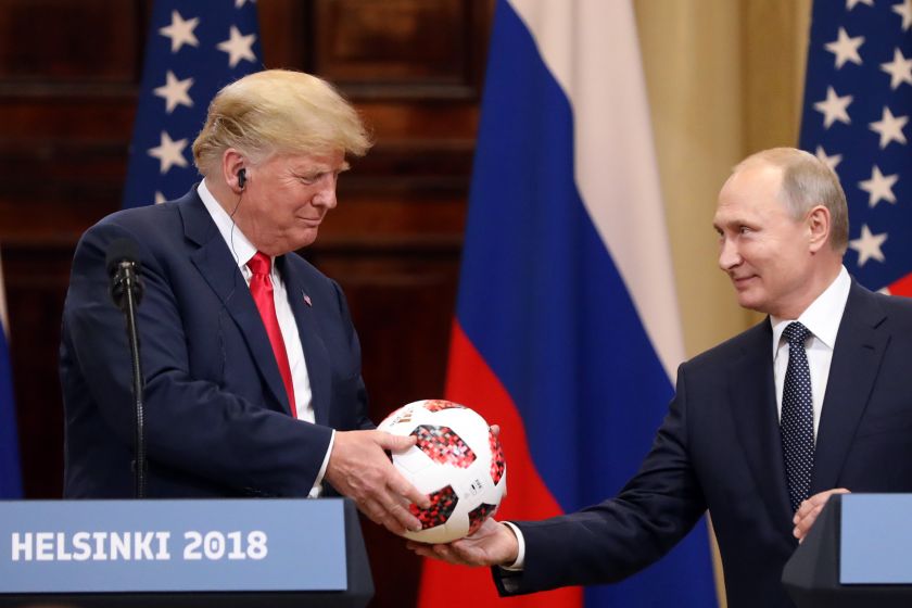El balón de fútbol regalado por Putin a Trump está siendo revisado por Inteligencia