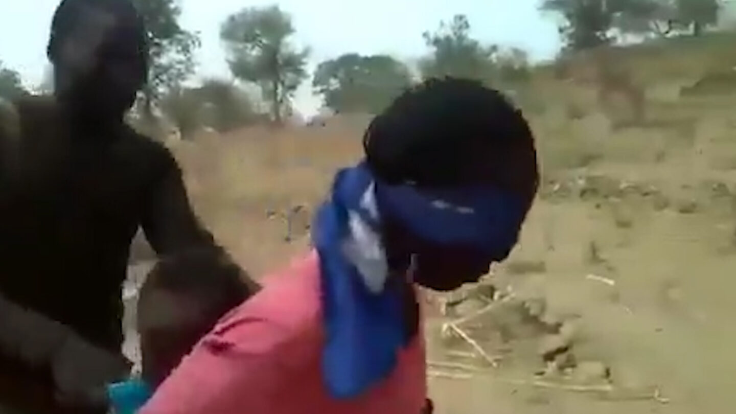 El espeluznante video que muestra el momento en que soldados de Camerún masacran a mujeres y niños |