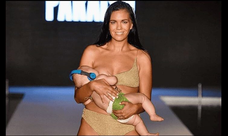 Modelo causa polémica por desfilar amamantando a su bebé
