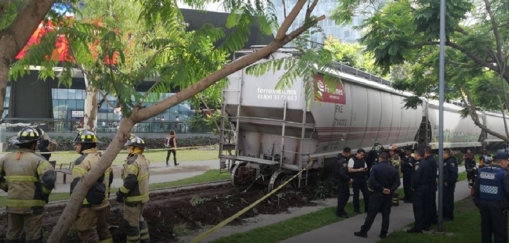 Video | Se descarrila tren en Polanco, frente a Plaza Carso