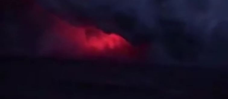 VIDEO | Una bomba de lava impacta contra un barco con turistas en Hawái