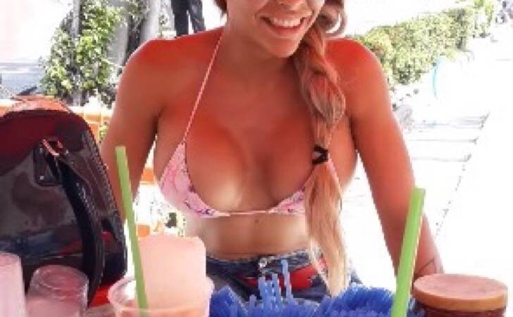 Sexy vendedora ambulante saca suspiros con su belleza. Hasta que abre la boca y notan su gruesa voz