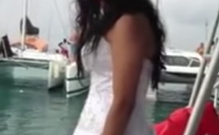 Querían celebrar su boda y se lanzaron al mar. El vestido de novia le impidió salir a flote sola