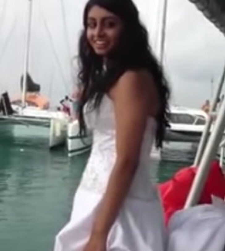 Querían celebrar su boda y se lanzaron al mar El vestido de novia le impidió salir a flote sola |