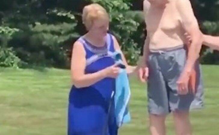 A los 95 dejó su bastón y se lanzó a la piscina. Fue para que un niño viera que no hay nada que temer