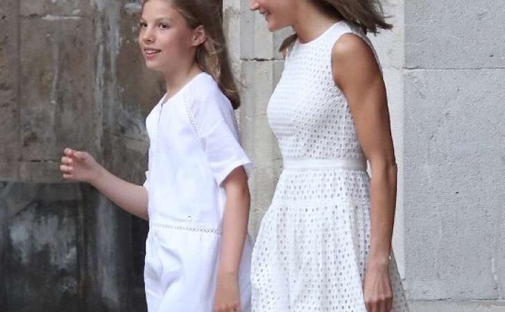 La Reina Leticia lo volvió a hacer. Vistió a sus hijas igual que ella en su última aparición pública