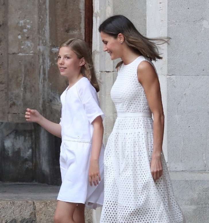 La Reina Leticia lo volvió a hacer. Vistió a sus hijas igual que ella en su última aparición pública