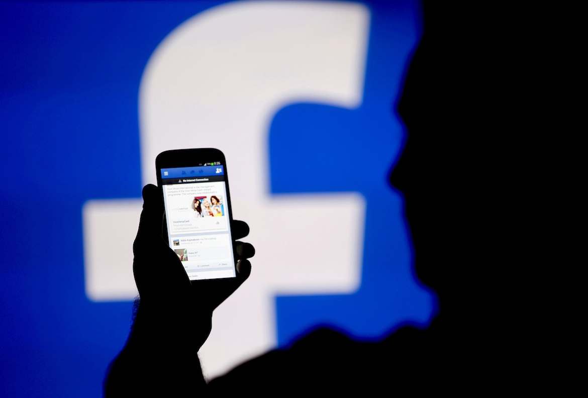 Facebook enfrenta una demanda por haber hecho afirmaciones engañosas sobre sus operaciones a los accionistas que perdieron con su caída en Wall Street. (Dado Ruvic/Reuters)