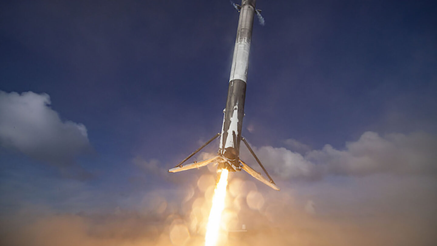 Space X lanzó un cohete Falcon 9 con 10 satélites Iridium |