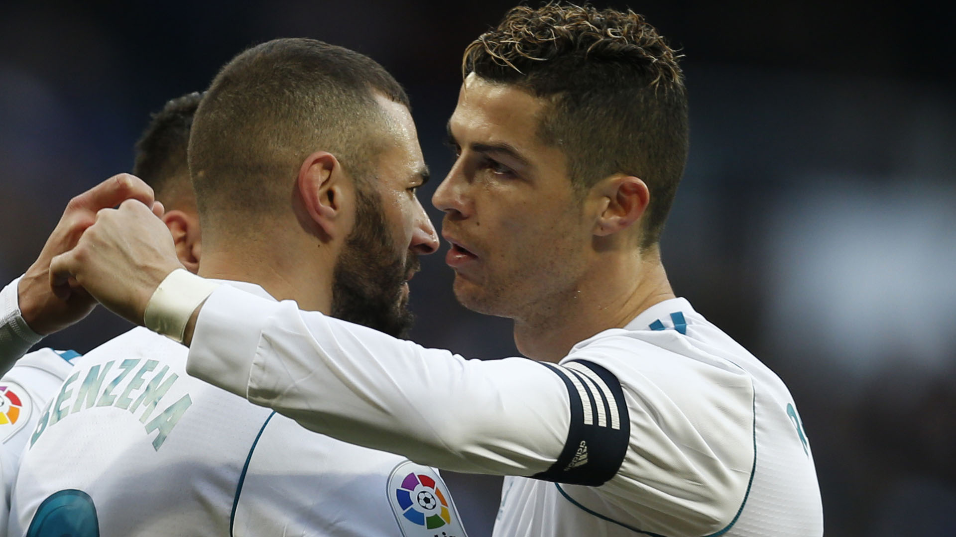 Karim Benzema celebra con Cristiano Ronaldo luego de anotar un gol frente a Deportivo Alavés