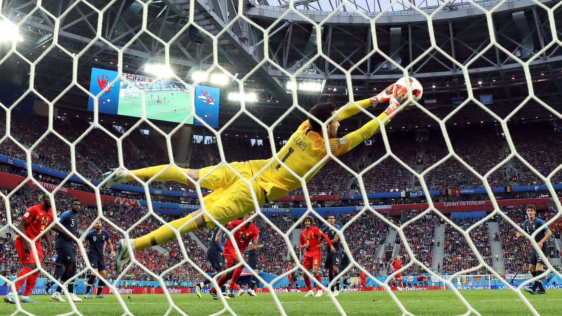 Hugo Lloris salva a Francia en la semifinal ante Bélgica (REUTERS/Michael Dalder)