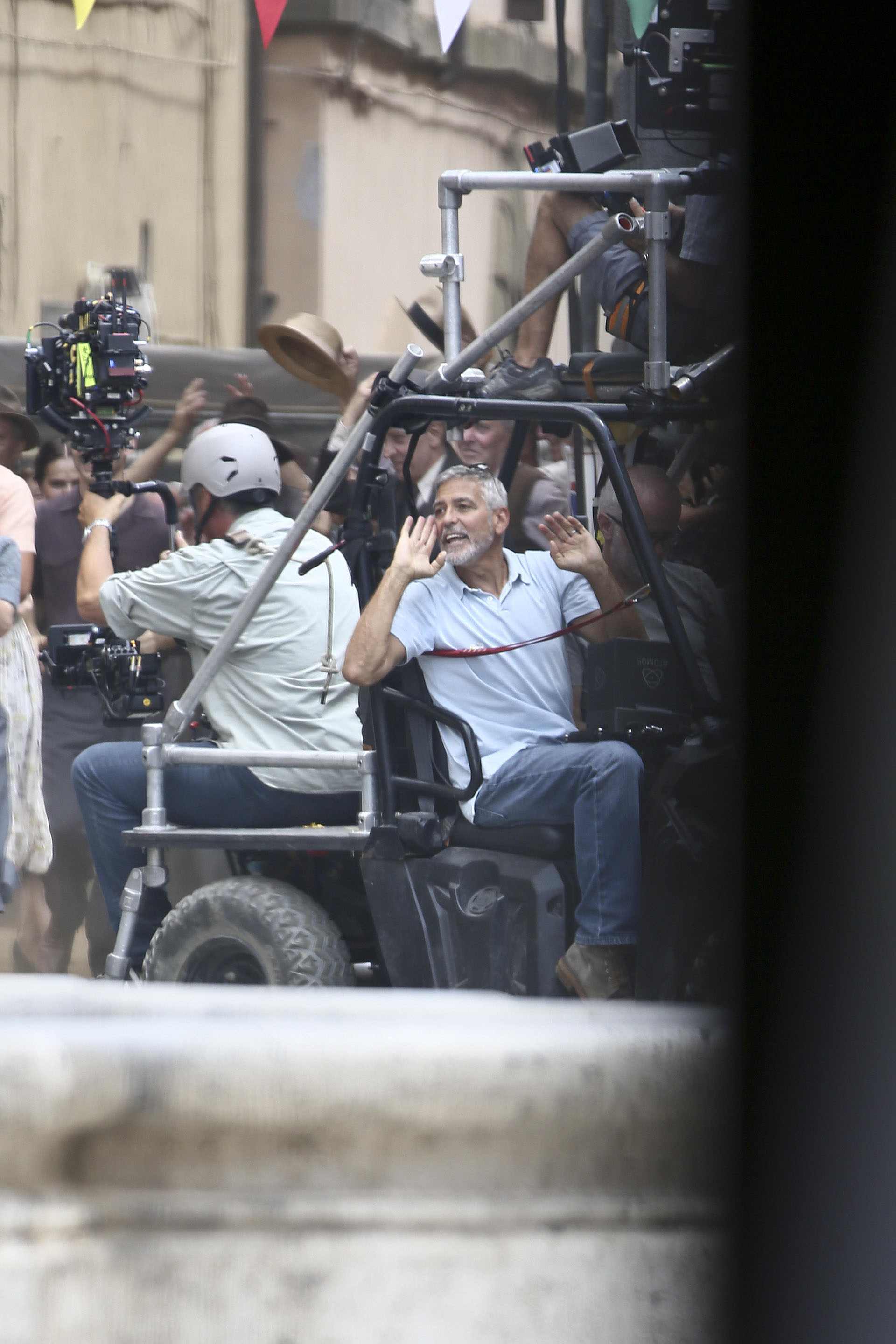 George Clooney en el set de “Catch 22” en Sutri, Italia (The Grosby Group)