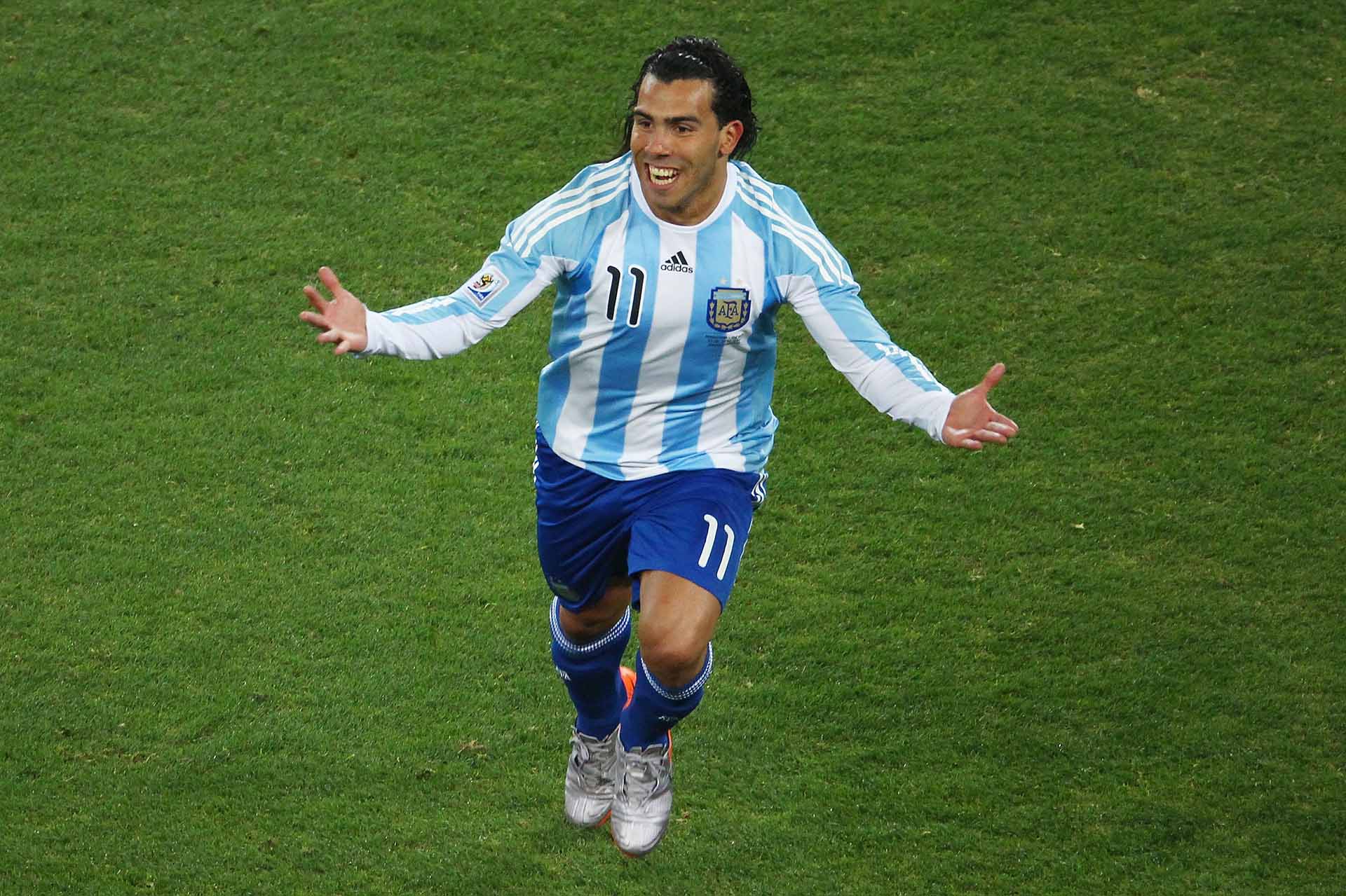 Carlos Tevez convirtió tres goles en Copas del Mundo: uno en el 6 a 0 a Serbia en 2006 y dos en octavos ante México en 2010 (Getty Images)