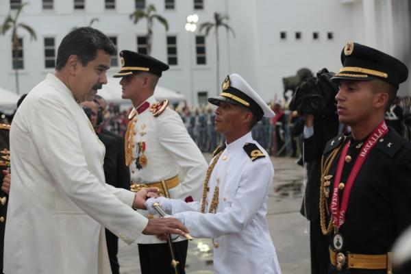 Maduro ratifica al ministro de la defensa y anuncia el alto mando militar de la Fanb