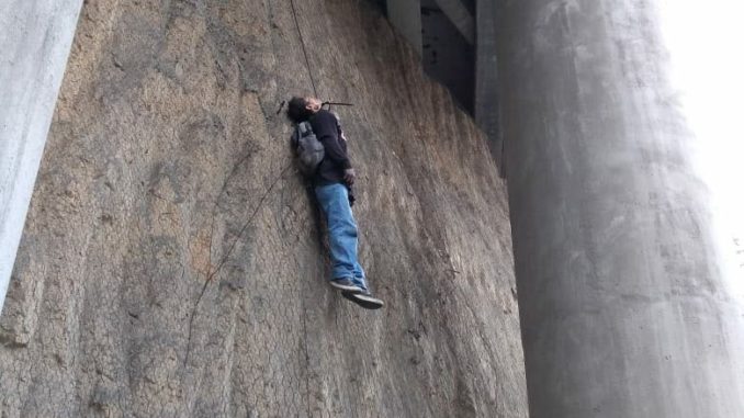 Encuentran colgado a un hombre en Lomas Verdes