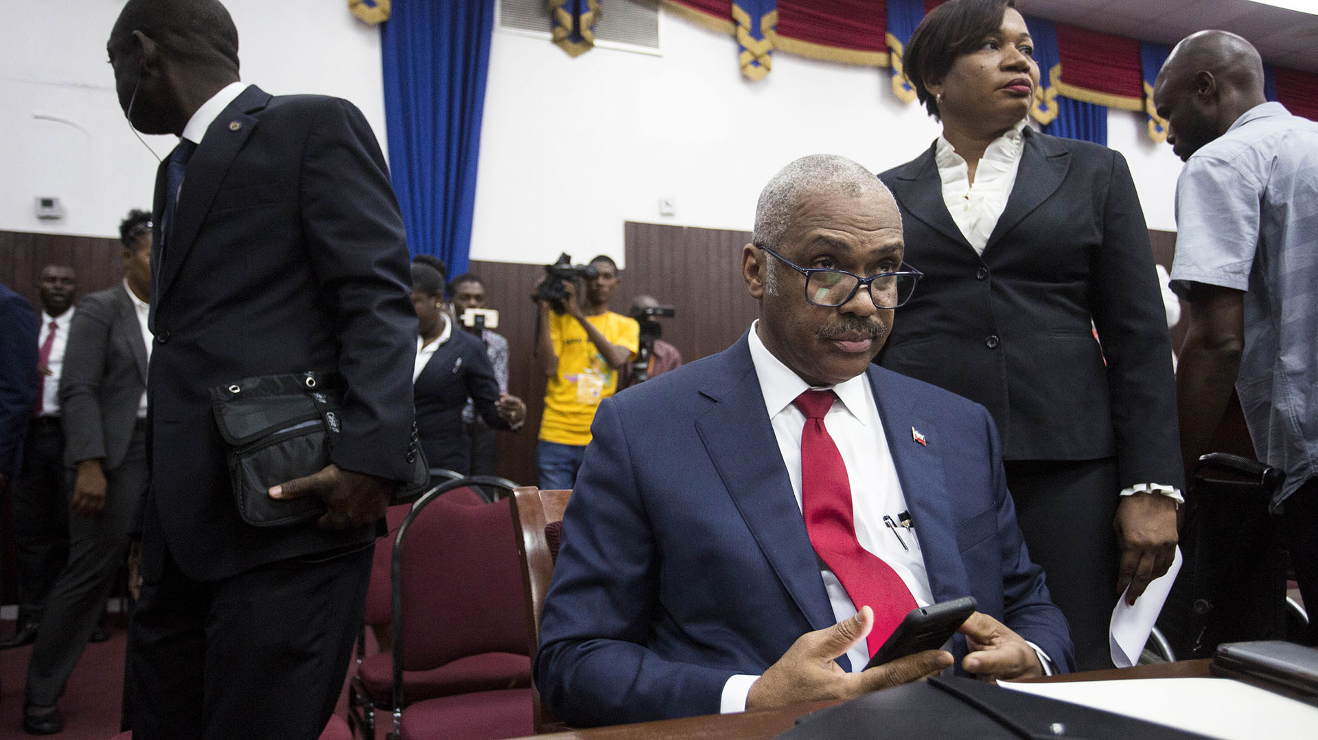 El primer ministro de Haití Jack Guy Lafontant en su silla del parlamento, donde asistió para la sesión que debía decidir sobre su voto de confianza (AFP PHOTO / Pierre Michel Jean)