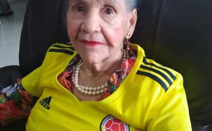 ¡Cuidado abuela! Una anciana celebró el gol de Colombia con ¡disparos al aire!