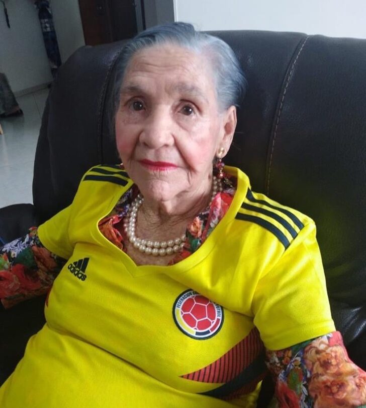 Cuidado abuela Una anciana celebró el gol de Colombia con disparos al aire |