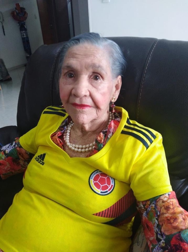 ¡Cuidado abuela! Una anciana celebró el gol de Colombia con ¡disparos al aire!