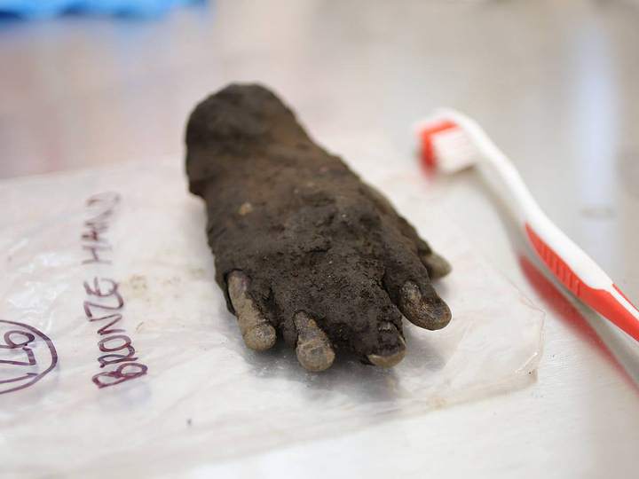 Insólito: Arqueólogos de Inglaterra encuentran la mano de un Dios