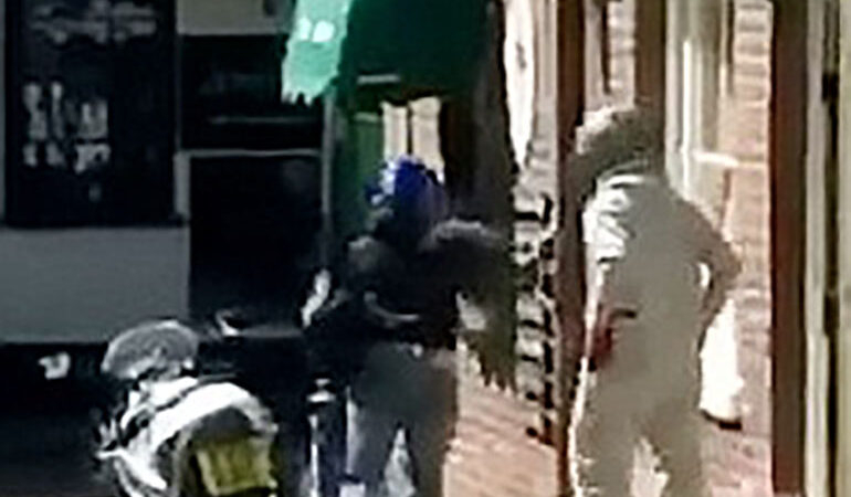 El heroico momento en que una joven británica frustra el escape de unos ladrones de joyas