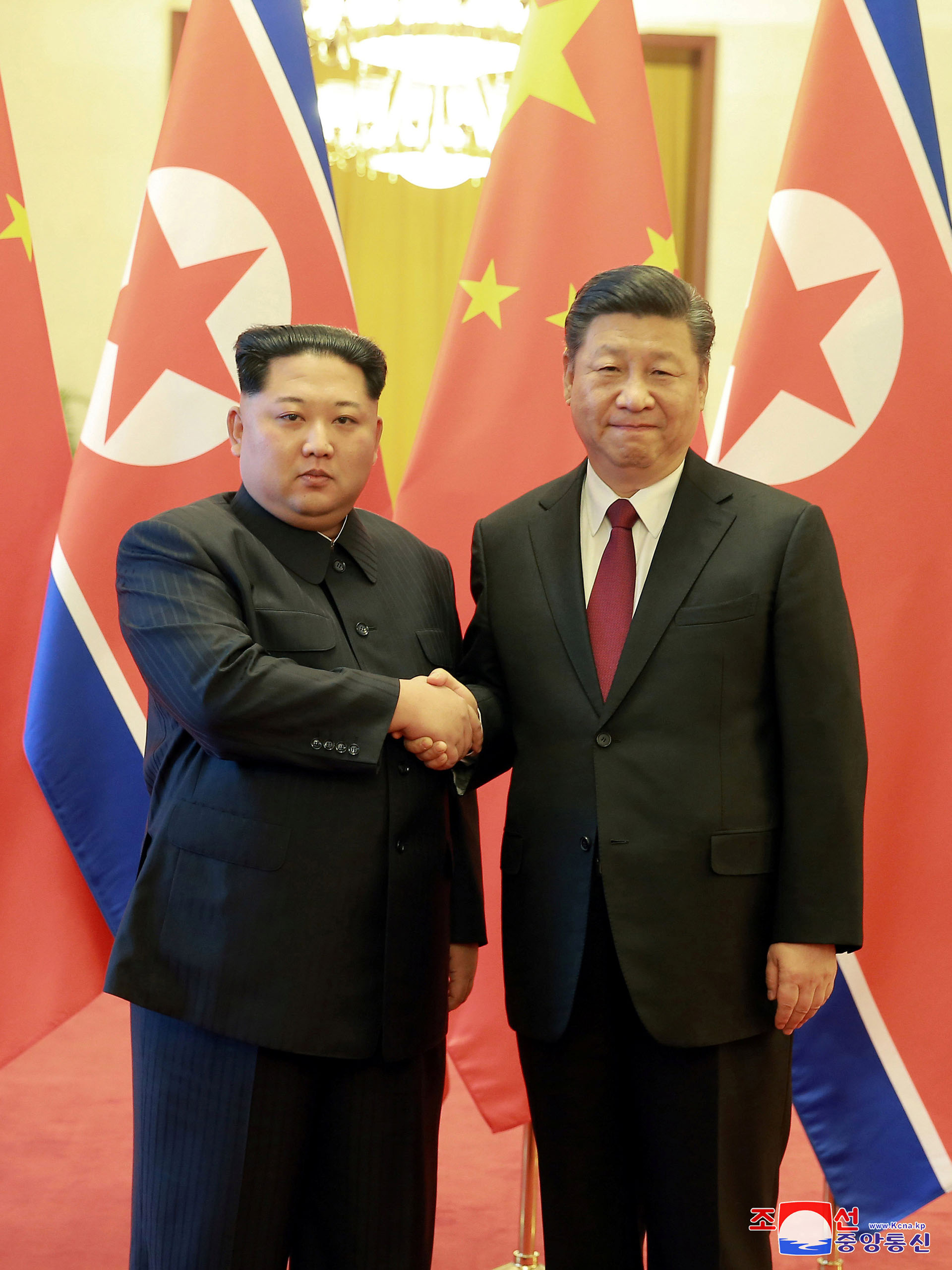 Kim Jong un estrecha la mano de Xi Jinping, cuyo régimen apoya y provee infraestructura al ejército de hackers de Corea del Norte (Reuters)