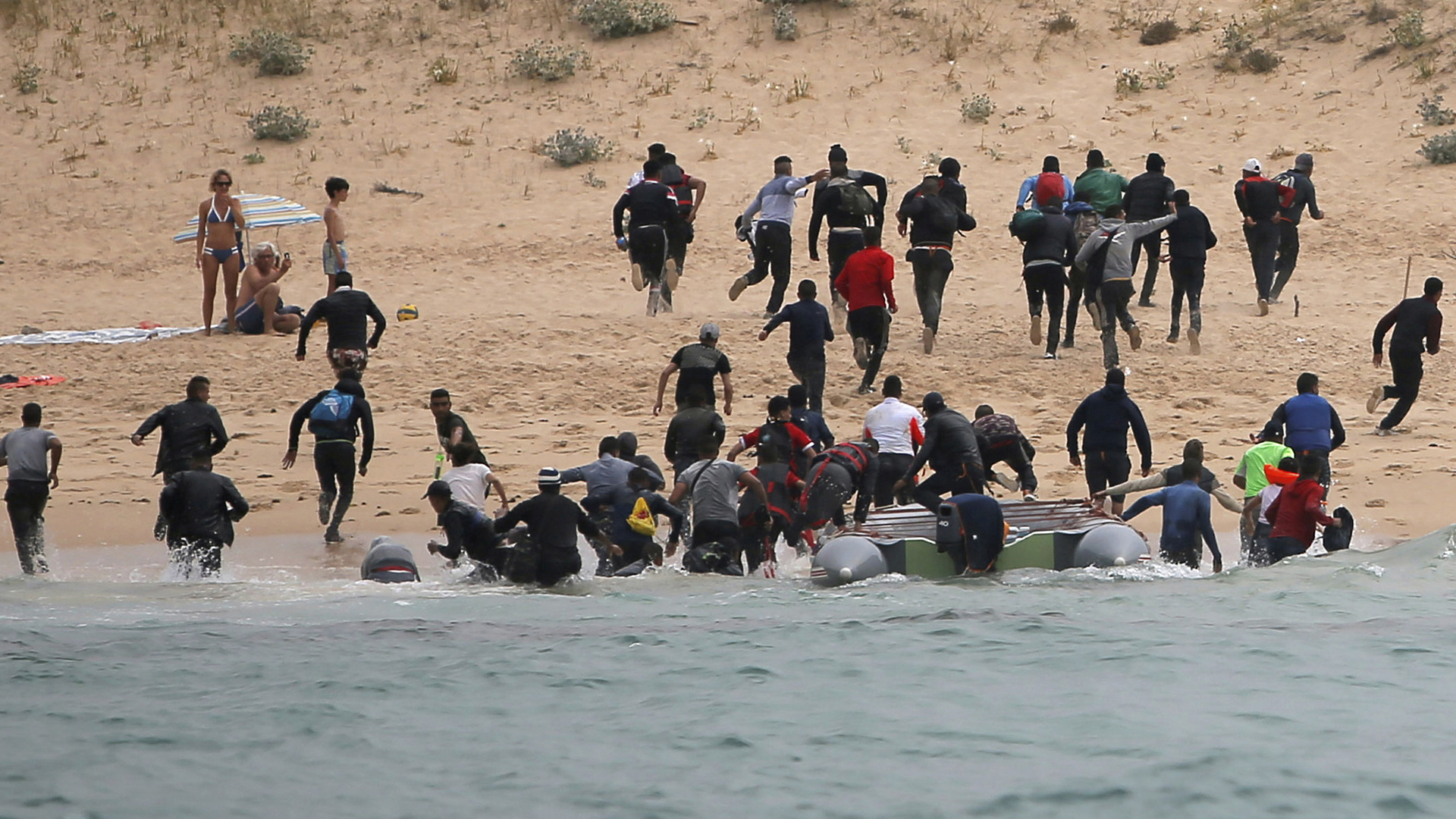 Una turista filmó la increíble llegada de cincuenta migrantes a una playa de España