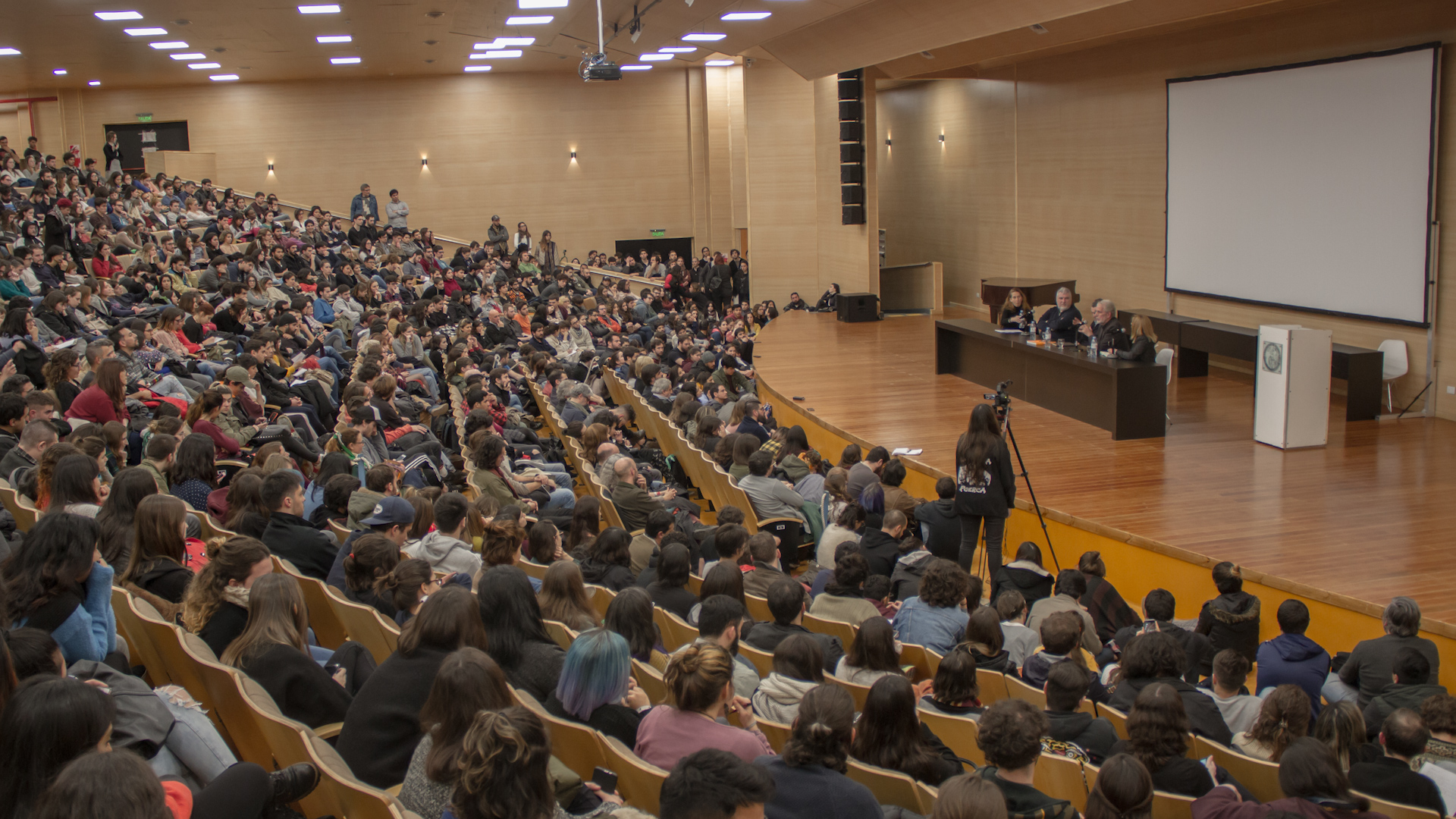 Alumnos, docentes y no docentes de las distintas Escuelas de Cine de Buenos Aires llenaron el Aula Magna. (Crédito: FADU, UBA)