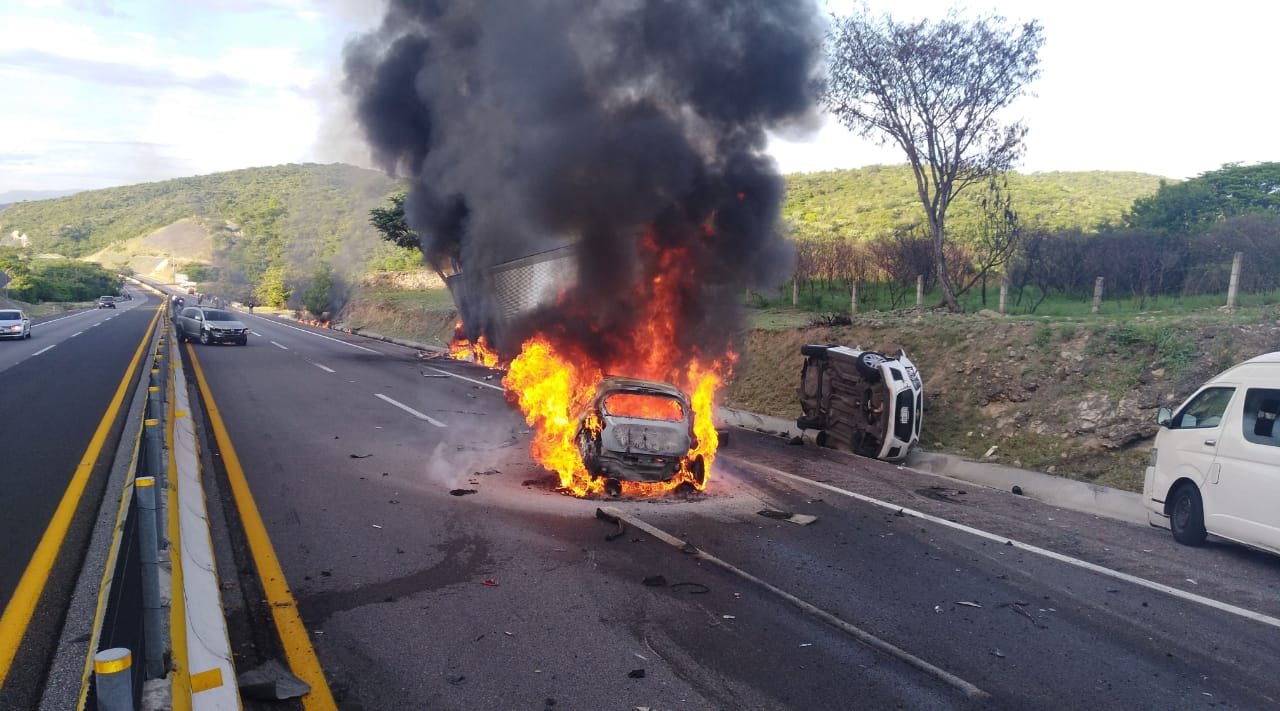 Traíler se queda sin frenos y arrolla 9 vehículos en la Autopista del Sol