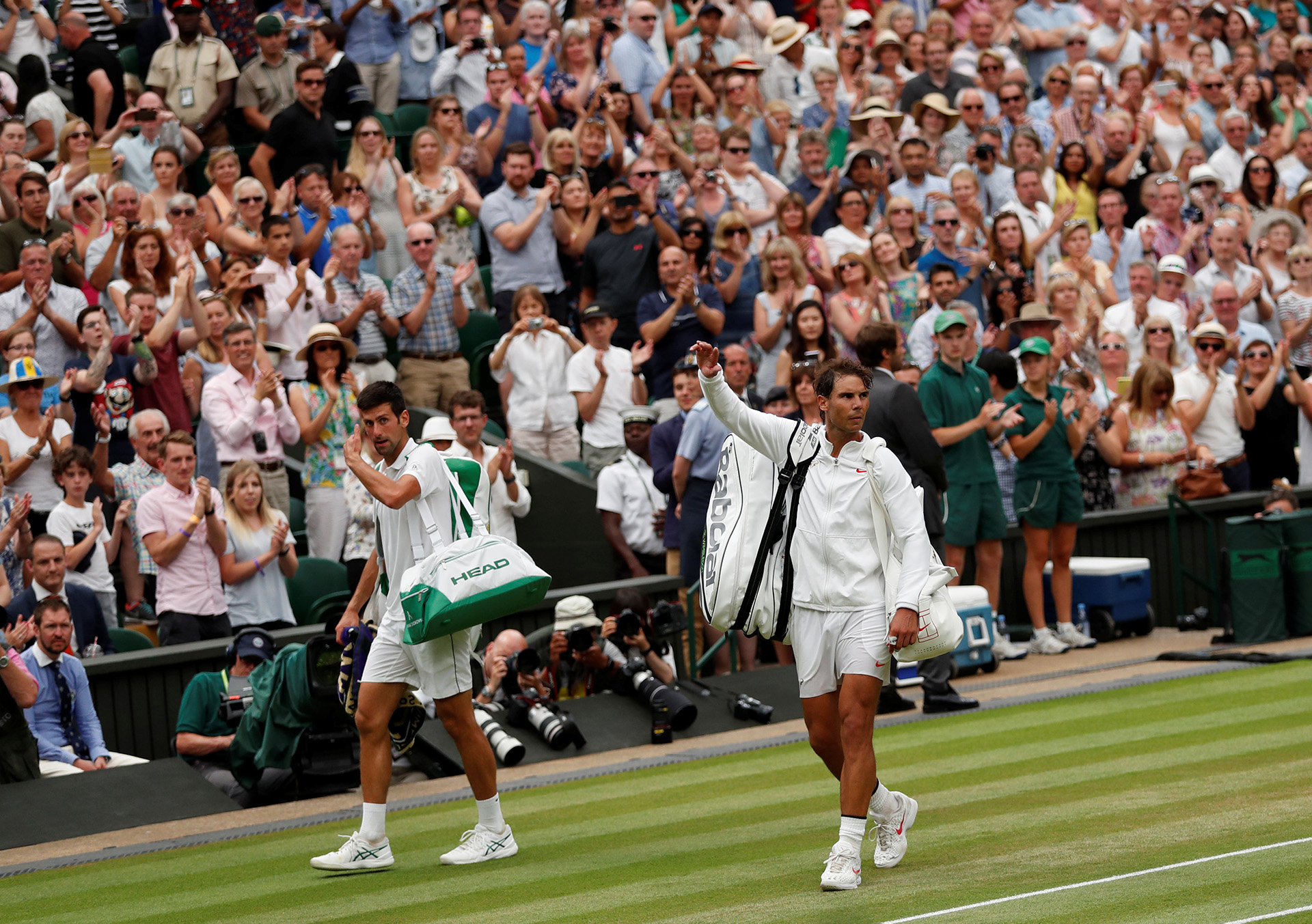 Así se marcharon Djokovic y Nadal tras protagonizar un partido de alto vuelo en Wimbledon (Reuters)