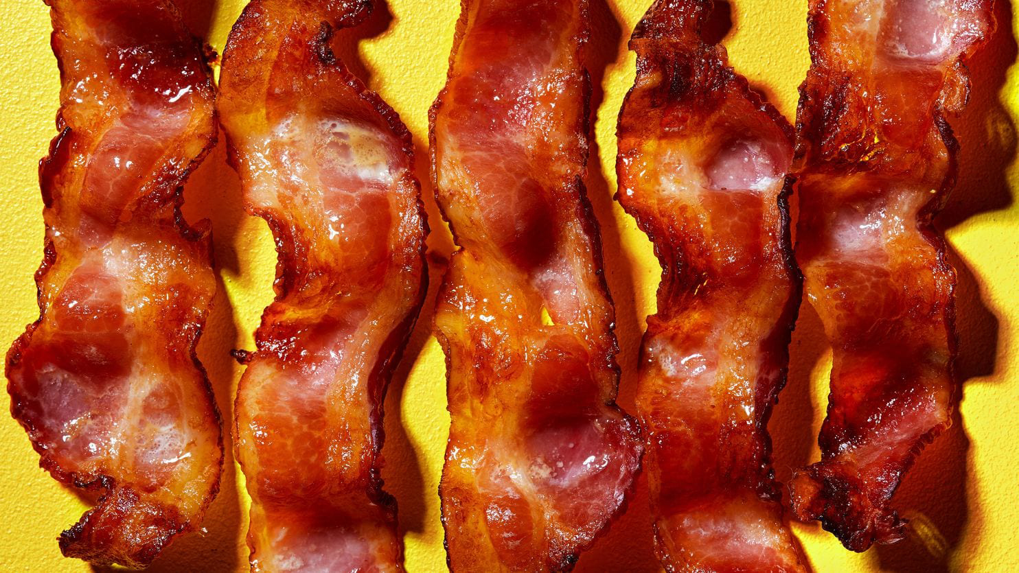 La panceta, tocino, tocineta o bacón es un producto cárnico que comprende la piel y las capas que se encuentran bajo la piel del cerdo o puerco. Foto: Stacy Zarin Goldberg para The Washington Post.