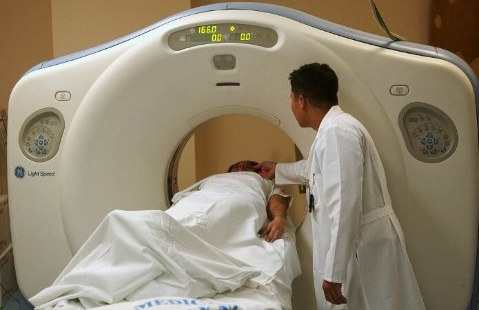Hallan 100 huevos de lo que menos esperaban en cerebro de niña